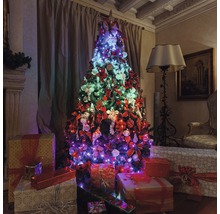 Brad împodobit cu cadouri într-un living