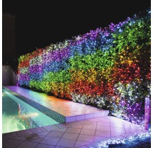 Gard viu cu lumini colorate lângă o piscină