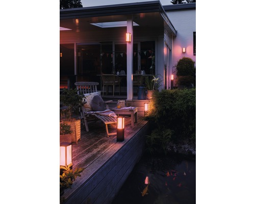 Terasa iluminată cu lămpi de grădină, mobilier de grădină și iaz