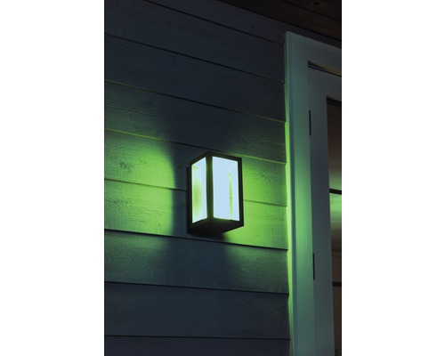Lumină de perete exterioară pătrată pe un perete de casă.