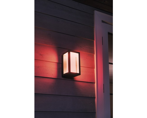 Lampa de perete exterioară pătrată cu efect de lumină pe un perete de casă