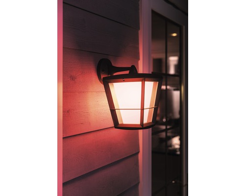 Lumină de perete exterioară cu lampă pe peretele casei