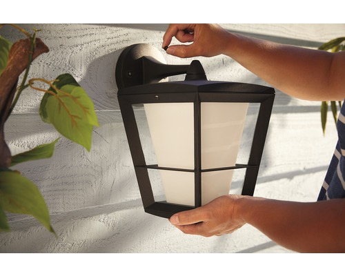 Instalarea unei lămpi de perete exterioare negre cu abajur din sticlă mată