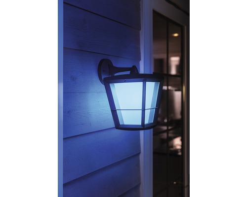 Lumină de perete pentru exterior montată pe un perete de casă