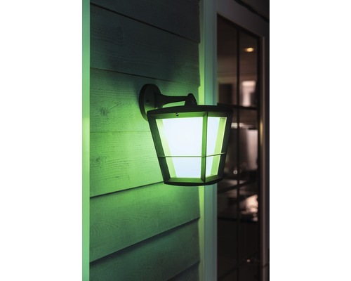 Lumină de perete exterior pe un perete de casă