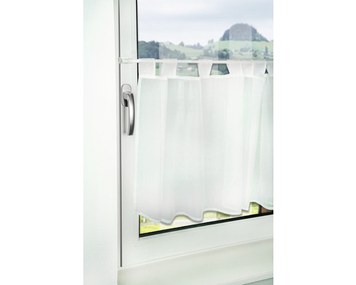 Draperie în fața unei ferestre cu peisaj în fundal