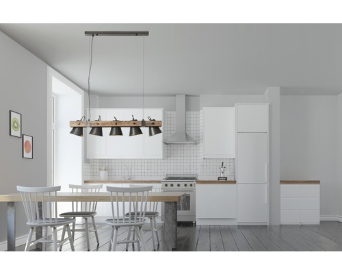 Sufragerie cu masă și lampă suspendată cu lemn și mai multe lumini