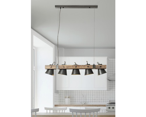 Lumină suspendată cu cinci spoturi și grindă de lemn deasupra unei mese de sufragerie