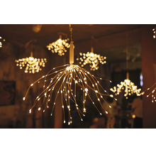 Mai multe lumini decorative suspendate cu lumini LED în stil artificii.