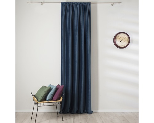 Cortină albastră cu bandă de draperie și perne decorative pe un scaun
