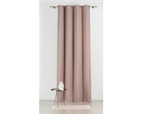 Perdea cu bride pe o bară de perdea, decorată cu o măsuță laterală și o vază