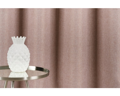 Cameră decorativă cu perdea, măsuță laterală și vază ananas