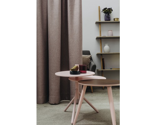 Scenă de interior cu perdea, măsuțe laterale și decorațiuni