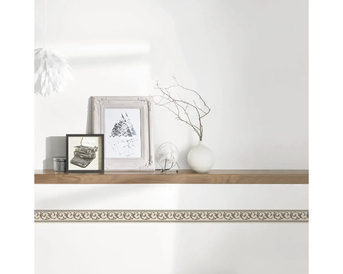 Bordură de perete cu model floral în interior