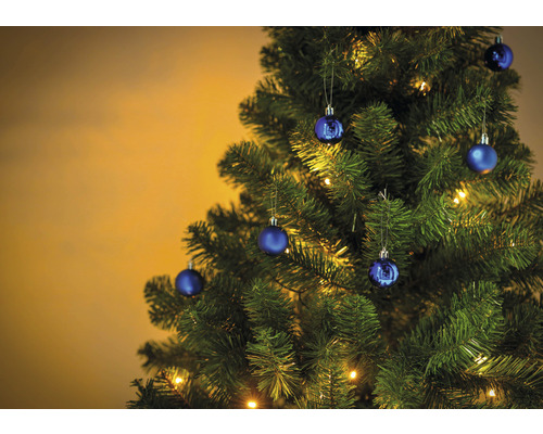 Brad împodobit cu globuri și lumini