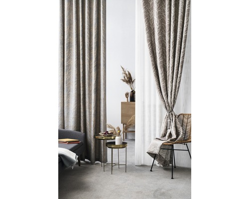 Spațiu decorativ cu perdele, măsuțe laterale și locuri de stat pentru o atmosferă confortabilă.