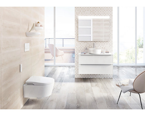 Baie modernă cu toaletă suspendată, lavoar și oglindă