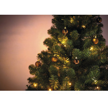 Brad împodobit cu luminițe și globuri