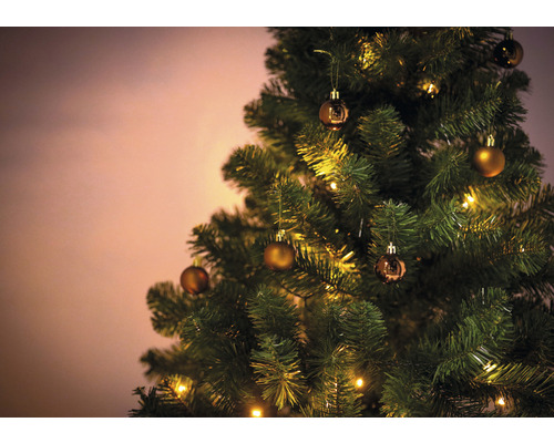 Brad împodobit cu luminițe și globuri