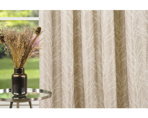Cortină decorativă cu model de ramuri lângă o masă cu o vază cu flori