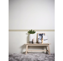 Perete cu bordură și elemente decorative pe o masă