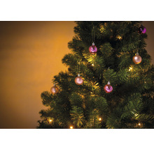 Brad împodobit cu globuri și lumini