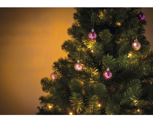 Brad împodobit cu globuri și lumini