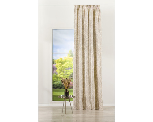 Cortină decorativă cu model în fața unei ferestre