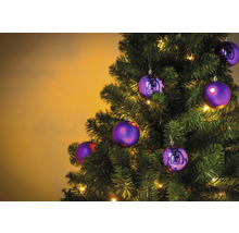 Brad împodobit cu globuri de Crăciun violete și lumini