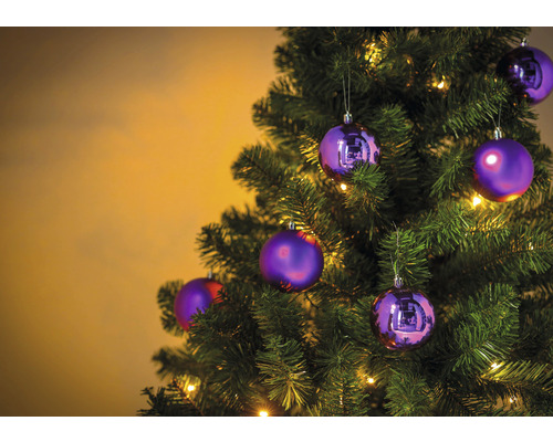 Brad împodobit cu globuri de Crăciun violete și lumini