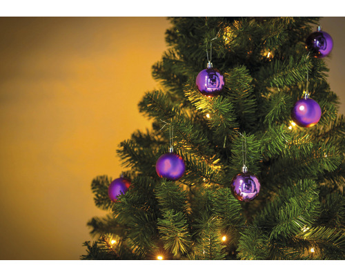 Brad împodobit cu ornamente şi lumini