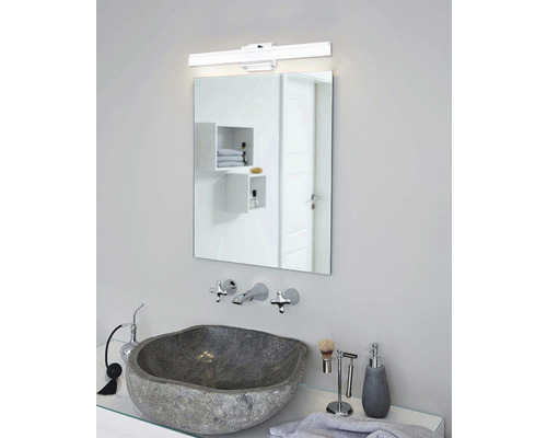 Baie cu oglindă, chiuvetă din piatră și lampă de perete cu LED