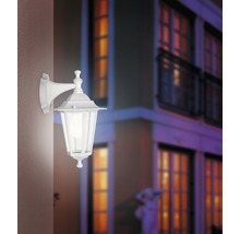 Lumină albă de perete exterior în design clasic pe un perete de casă