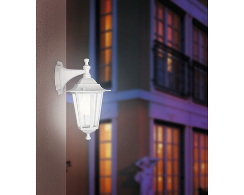 Lumină albă de perete exterior în design clasic pe un perete de casă