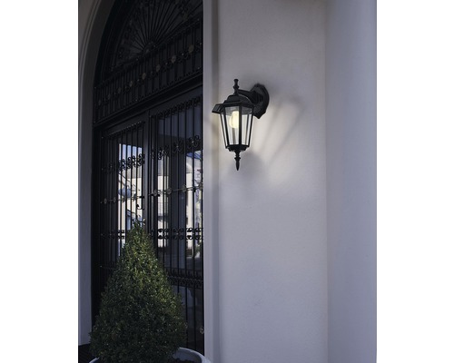 Lampa clasică de perete exterior iluminează intrarea