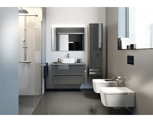 Baie modernă cu duș, chiuvetă, oglindă și toaletă