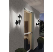 Două lămpi de perete exterioare cu design clasic lângă o ușă