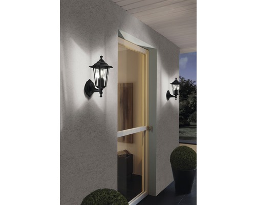 Două lămpi de perete exterioare cu design clasic lângă o ușă