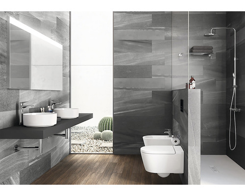 Baie cu chiuvete, oglindă, toaletă, bideu și duș