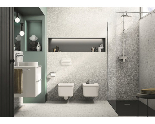 Baie modernă cu lavoar, toaletă, bideu și duș