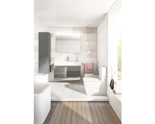 Baie luminoasă cu cadă, lavoar, dulap cu oglindă și toaletă