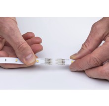 Două benzi LED sunt conectate printr-un element de conectare.