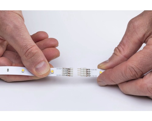Două benzi LED sunt conectate printr-un element de conectare.