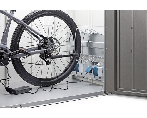 Bicicletă în garaj pentru biciclete cu stație de încărcare pentru biciclete electrice