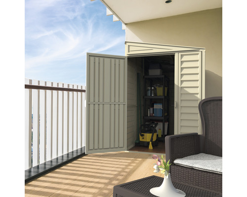 Dulap de scule pe un balcon cu uși deschise