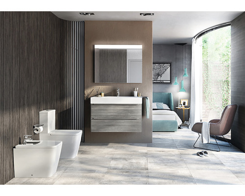 Baie modernă cu chiuvetă, oglindă, toaletă și bideu într-un design luminos și spațios.