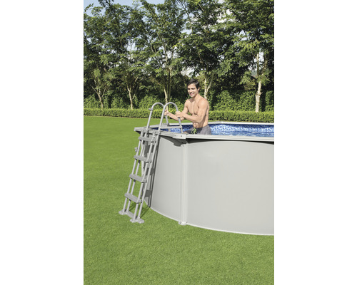 Piscină supraterană cu scară în grădină cu o persoană