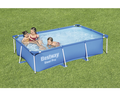 Piscină dreptunghiulară Bestway Steel Pro cu familie în grădină