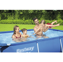 Familie cu doi copii în piscina Bestway din grădină