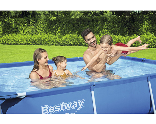 Familie cu doi copii în piscina Bestway din grădină